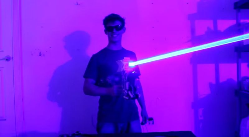Dieser Student hat ein funktionierendes Laserschwert und ein Lasergewehr gebaut!