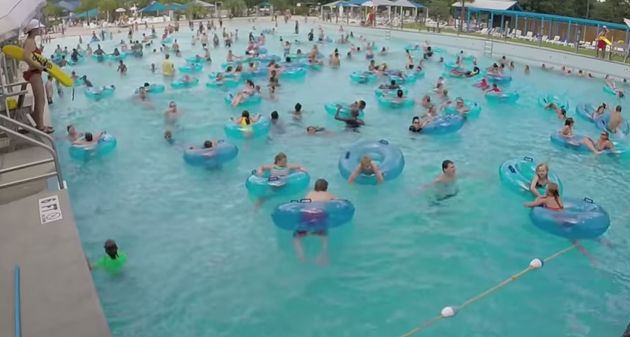 Lifeguard rettet Kind vor dem Ertrinken