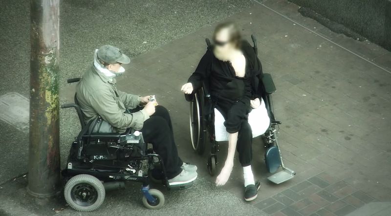 Er hat sich als Rollstuhlfahrer verkleidet und getestet, ob die Menschen ihn betrügen