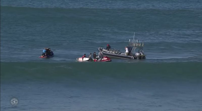 Surf-Weltmeister wird während Wettkampf von Hai angegriffen