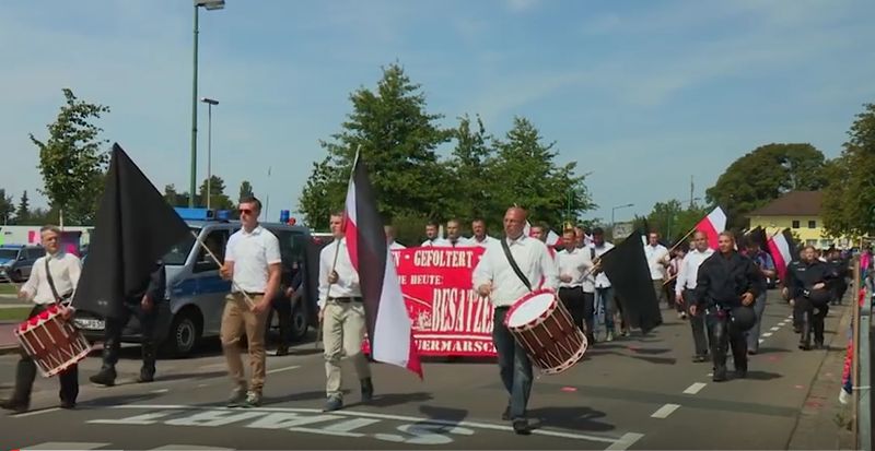 Total verrückt: In diesem Video demonstrieren Rechte gegen sich selbst.