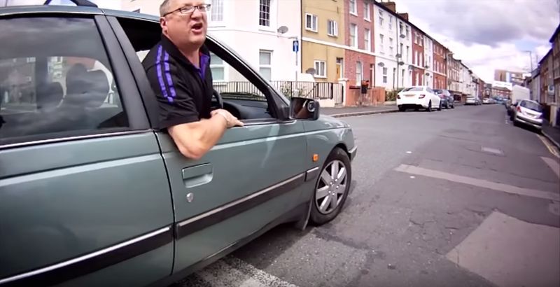 Er versucht einen Fahrradfahrer zu treten, doch das Karma schlägt zurück!
