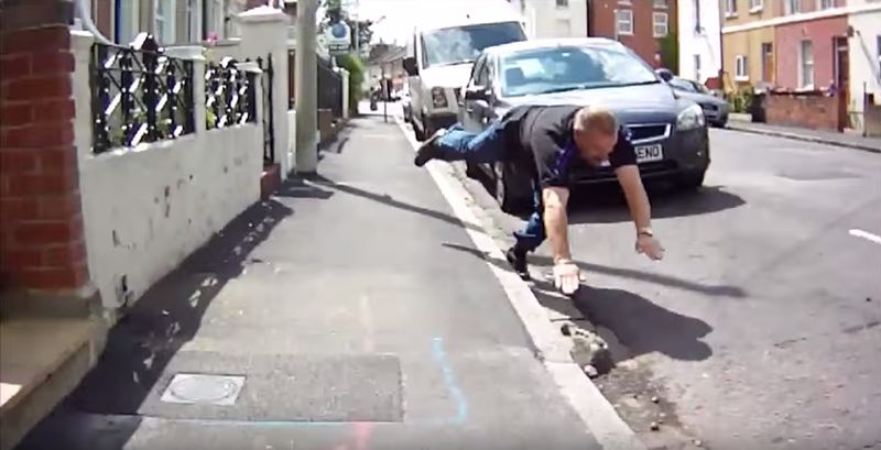 Er versucht einen Fahrradfahrer zu treten, doch das Karma schlägt zurück!
