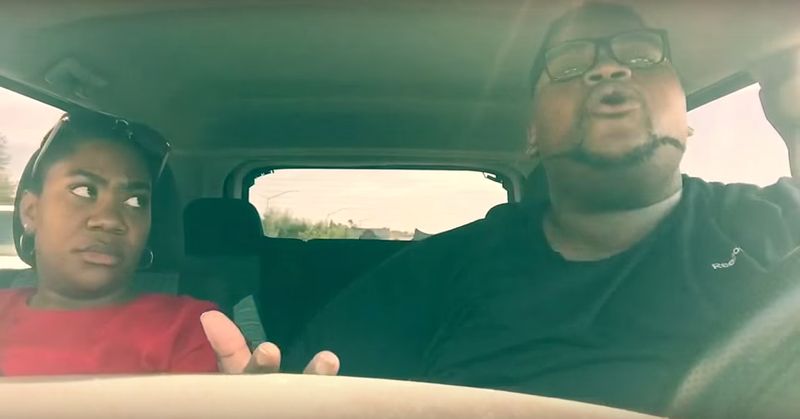 7 Stunden Autofahrt und er singt JEDES Lied im Radio mit