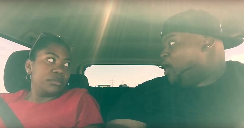 7 Stunden Autofahrt und er singt JEDES Lied im Radio mit