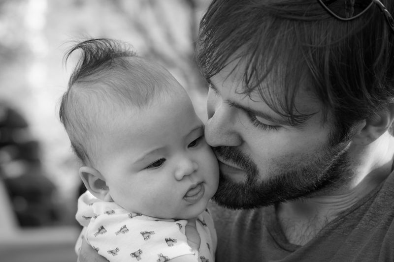 Mann ist Vater und Onkel zugleich