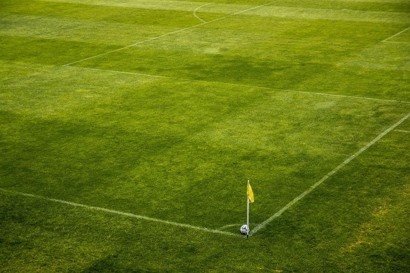 Fußballprofi attackiert Linienrichterin