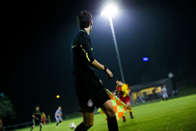 Fußballprofi attackiert Linienrichterin