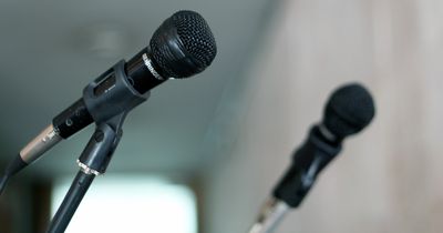 Warum unsere Stimme auf Aufnahmen immer so schrecklich klingt