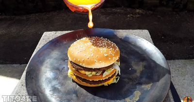 Verrücktes Experiment: Youtuber schüttet Kupfer über Burger!