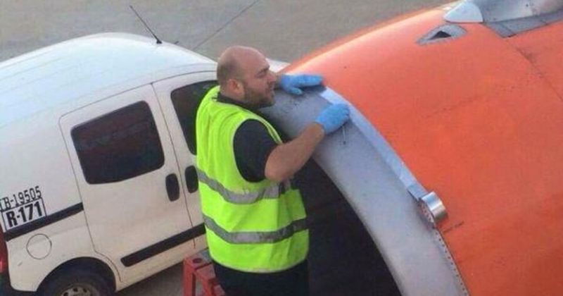 Wird hier ein Flugzeug mit Klebeband repariert?
