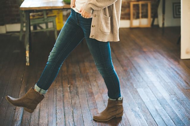 Frau muss wegen Skinny Jeans in die Notaufnahme
