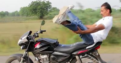Verrückt! Yoga auf dem Motorrad: dieser Inder posiert beim Fahren!