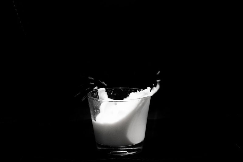 Frau Spritzt Ihre Muttermilch Heimlich In Die Milch Ihrer Kollegen