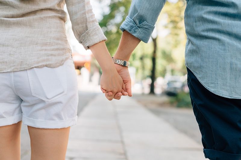 Berührungen beim ersten Date: Wann du lieber deine Finger bei dir behalten solltest