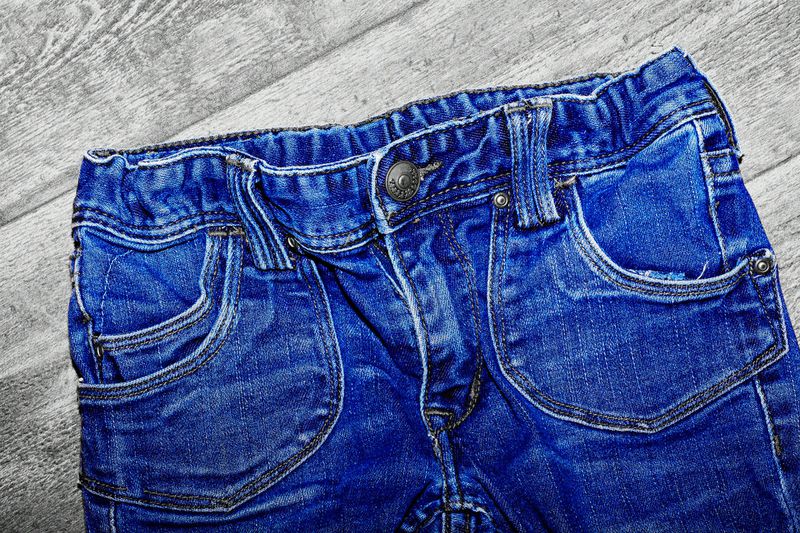 Darum bekommen deine Shirts immer Löcher am Bauch