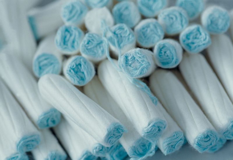 Schwimmen Mit Tampon Saugt Sich Voll