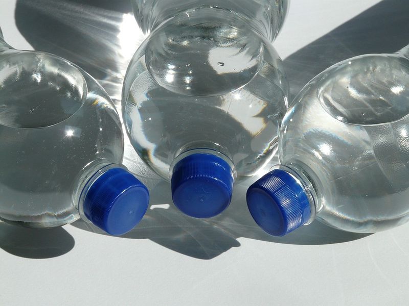 Deshalb solltet ihr Plastikflaschen NIEMALS zweimal verwenden!