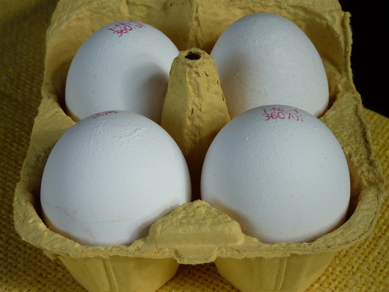 Viele vermuten, dass Supermarktmitarbeiter in den Eierkarton reinsehen, um zu überprüfen, ob alle Eier ganz sind und, ob sie vollständig sind.